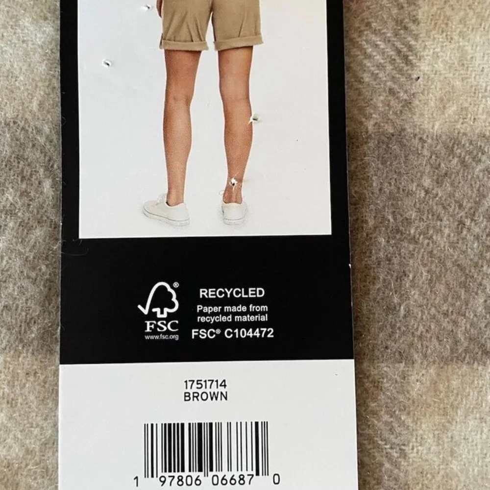 Eddie Bauer- Women’s Lightweight Adjustable Length Bermuda Short, Beige - Picture 8 of 8